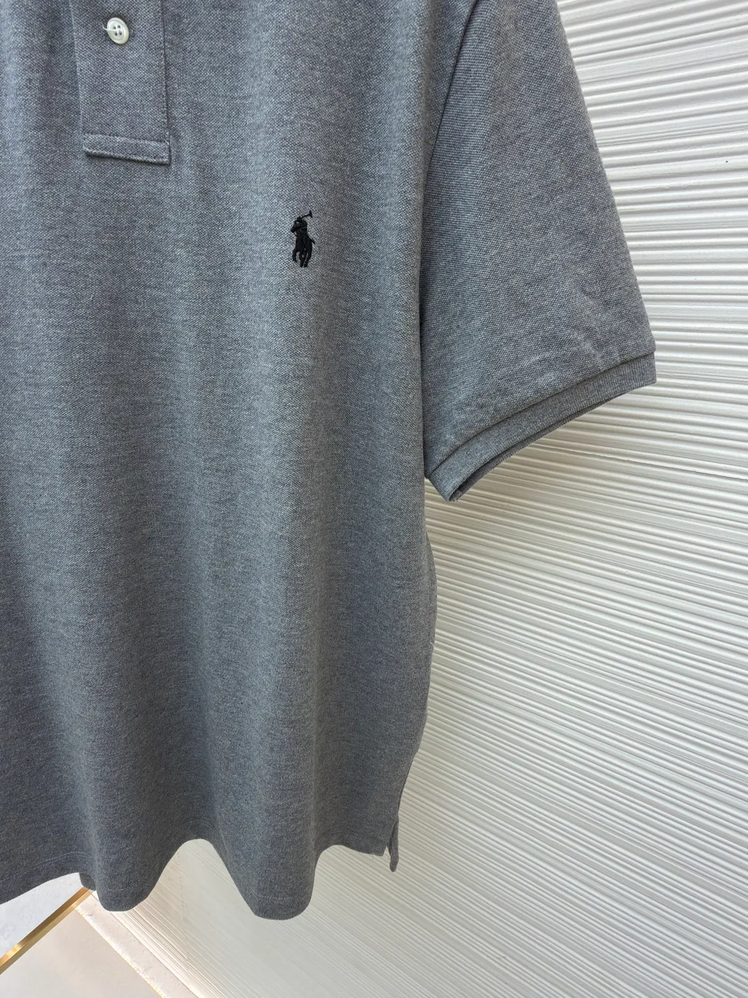 Ralph Lauren embroidered logo Polo shirt ●Original version: Purchased and developed for 1290 ●Item number: 1682566-A15 ●Material: piqué cotton fabric ●Technology: embroidery production ●Color: gray ●Version: Fitted version ●Weight: about 280 grams ●Size: S-M-L-XL ●Description: Customized piqué cotton sateen, compact and delicate, comfortable and skin-friendly, elegantly presented with a touch of deep black The iconic white pony embroidery is like a smart musical note dancing on the black canvas. It is simple but highly recognizable. It is a versatile artifact in the wardrobe. It has a very simple shape and contains the soul of fashion. It adopts imported machine embroidery technology. It uses advanced computer control systems and precision mechanical parts to realize the iconic pony embroidery operation with high precision. The lines are smooth and delicate, and the fabrics have been washed. It has a better hand feel and texture. It is not easy to deform, not easy to shrink, not easy to fade, and maintains long-term beauty. The overall wiring is straight and delicate, the fabric is comfortable and soft, and the color is consistent without color difference. It can be matched with the same style to create a fashionable look and control various occasions. Customized accessories, complete with three standards, same style for men and women!